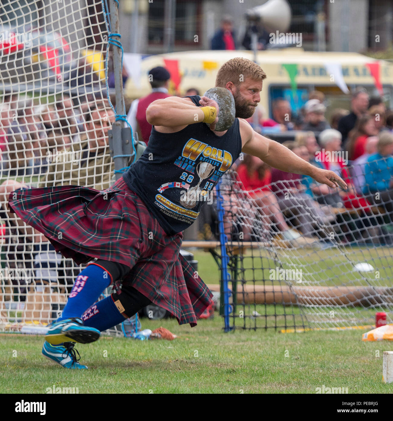 Ballater Scozia - 09 August, 2018: un concorrente nella pietra mettere evento presso l'Highland Games in Ballater Scozia Foto Stock