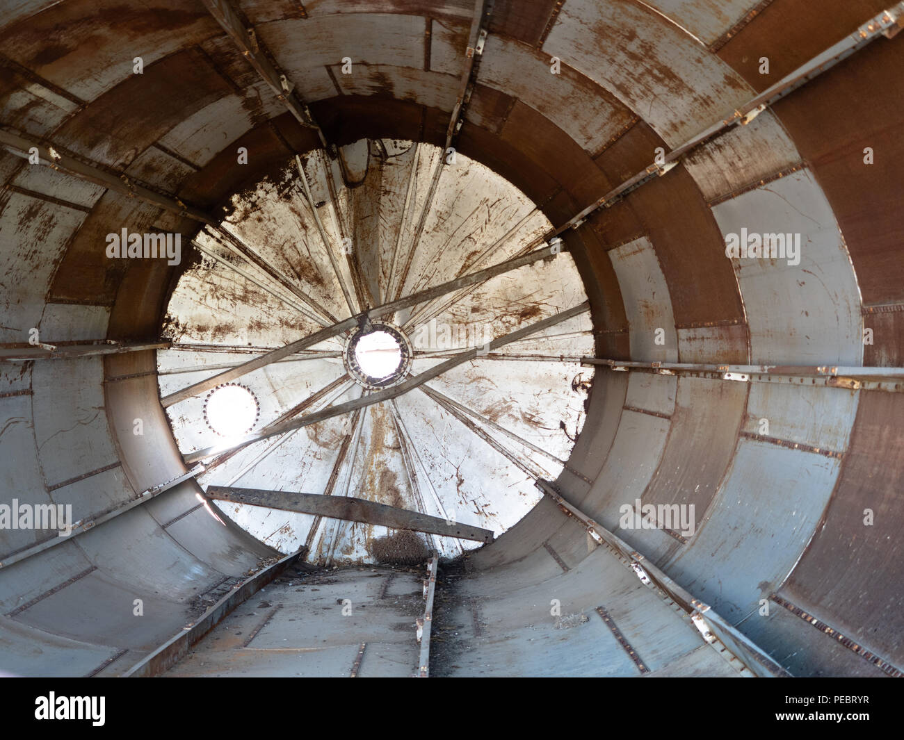 L'interno di un metallo arrugginito silos che ha rovesciato nella rurale montana. Foto Stock
