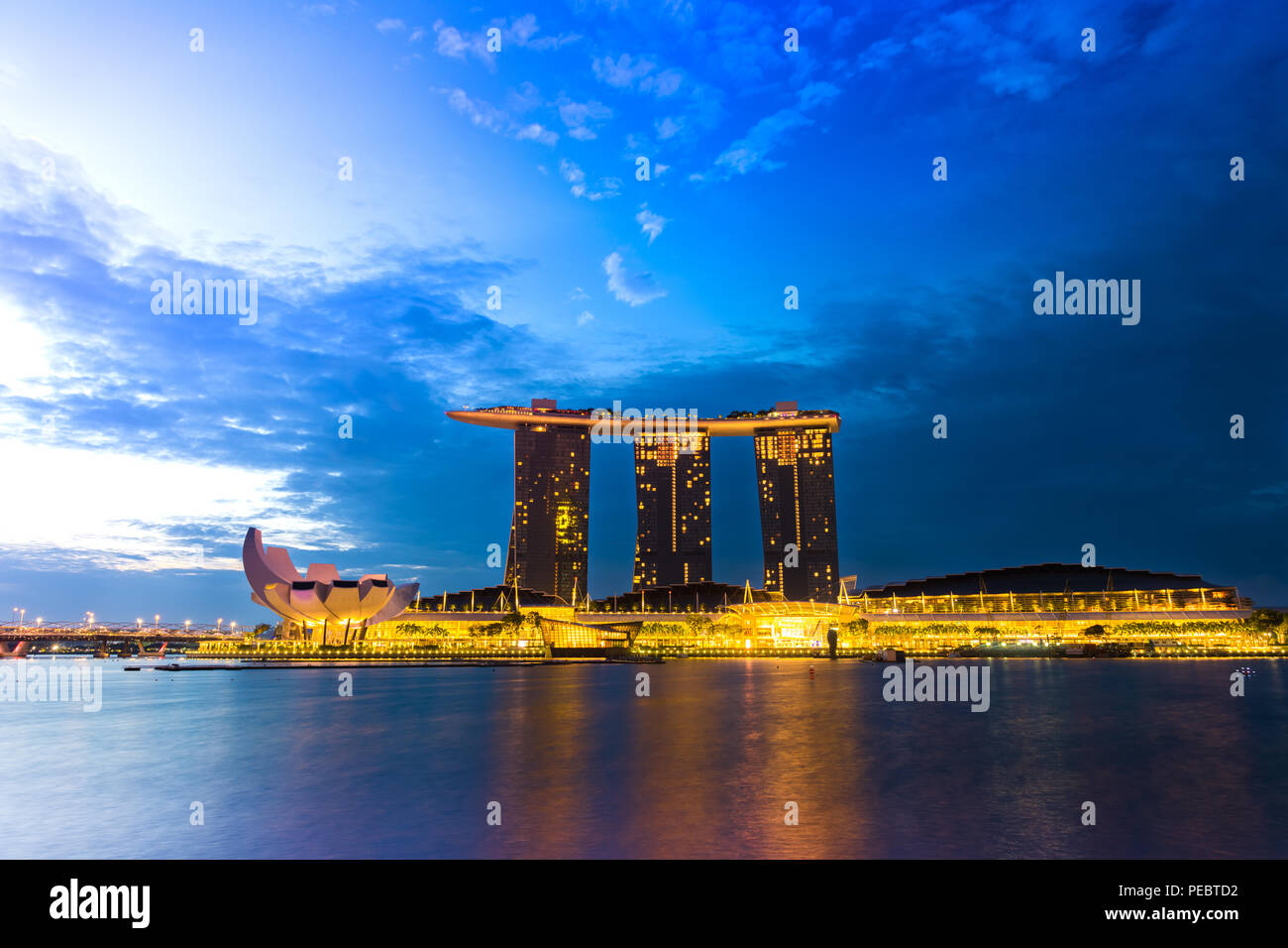 Il Marina Bay Sands in Alba, Sinagpore Foto Stock