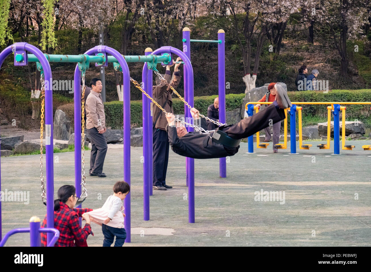 Parco giochi per bambini Attività in un parco, Xian, Cina Foto Stock