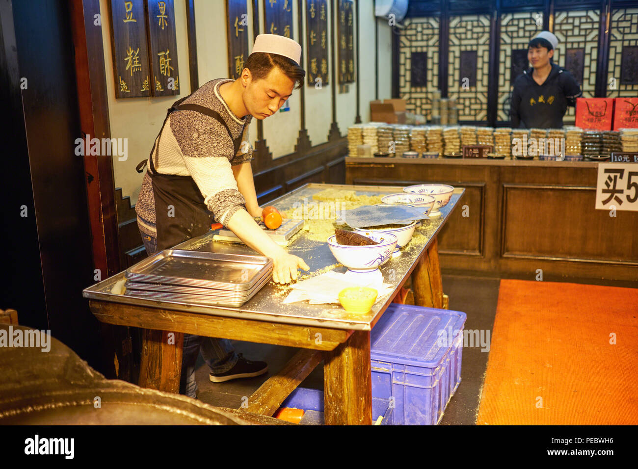 Giovane uomo prepara la pasta in un negozio, Musulmana Street, Xi'an, Shaanxi, Cina Foto Stock