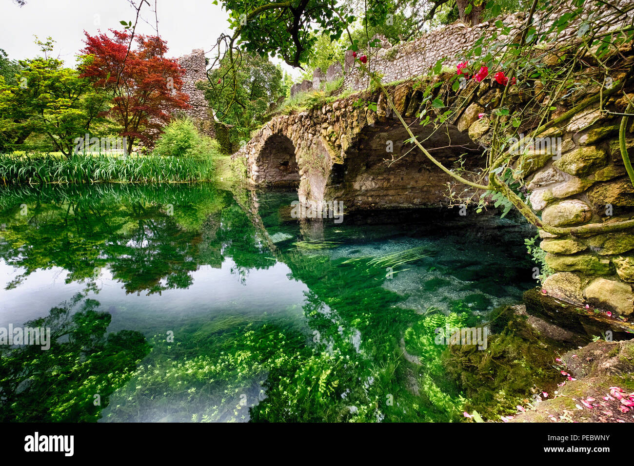 Antico ponte sopra la ninfa Creek, Latina, Italia Foto Stock