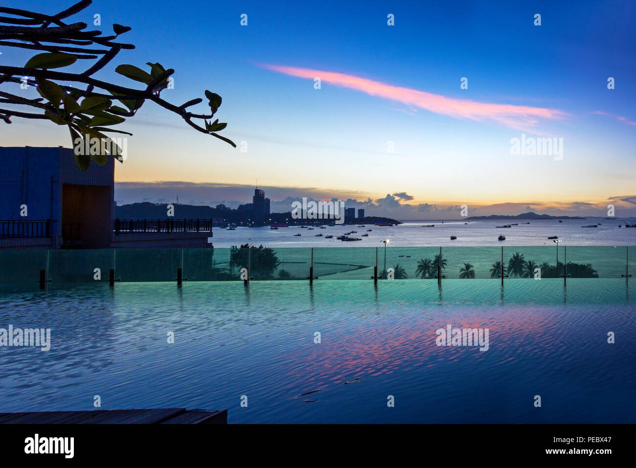 Vista dalla piscina a sfioro di sette mare hotel chic, Pattaya, Thailandia Foto Stock