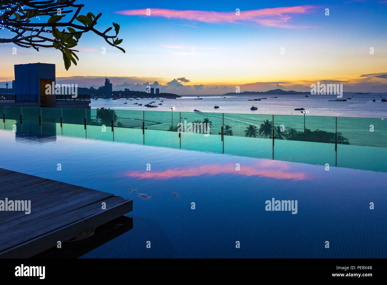 Vista dalla piscina a sfioro di sette mare hotel chic, Pattaya, Thailandia Foto Stock