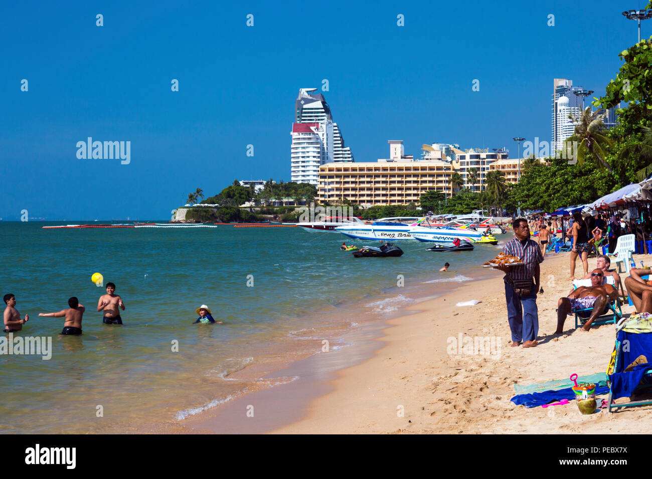 Fornitore di tailandesi e turisti sulla spiaggia di Pattaya, Thailandia Foto Stock