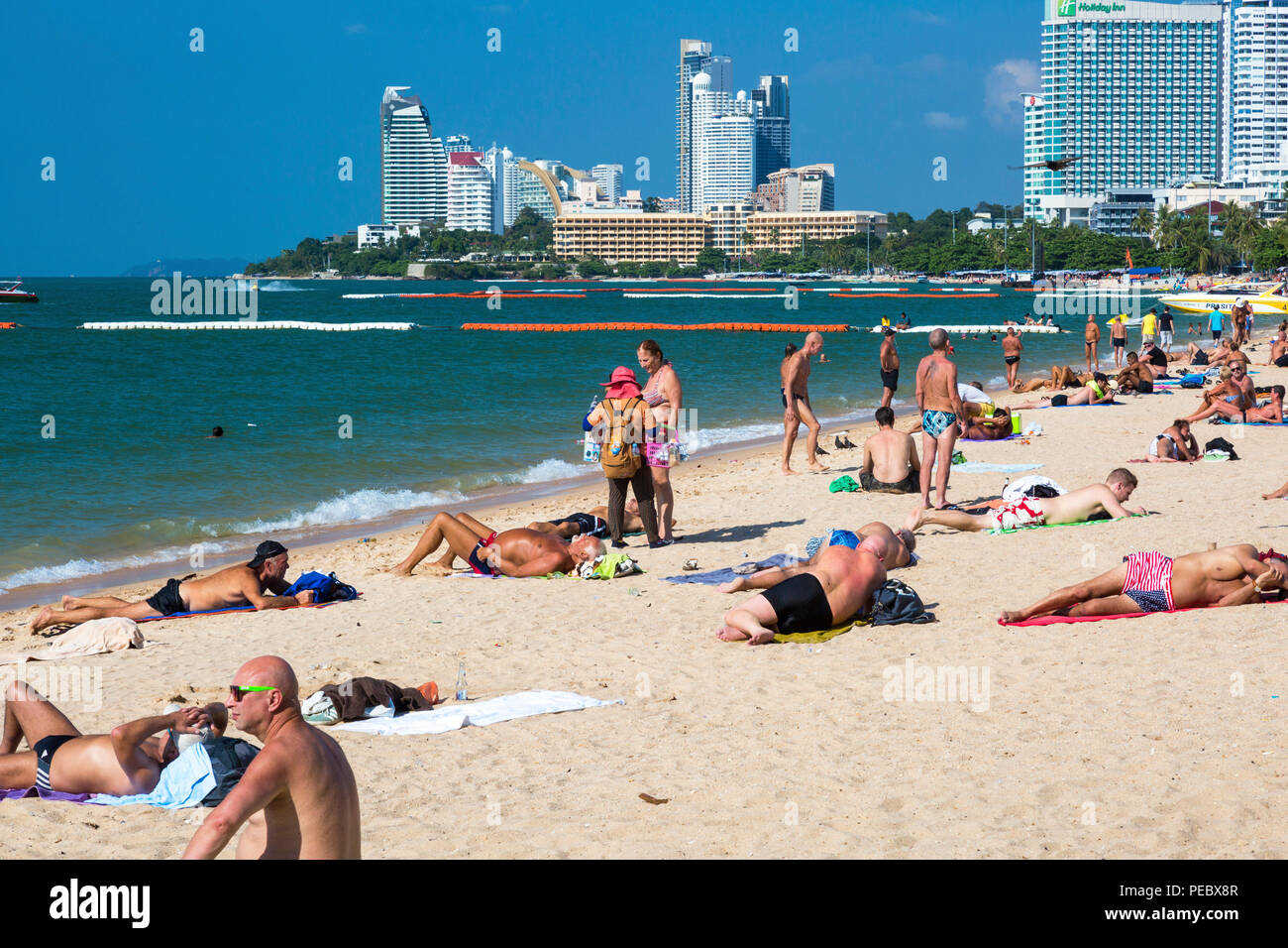 I turisti sulla spiaggia, Pattaya, Thailandia Foto Stock
