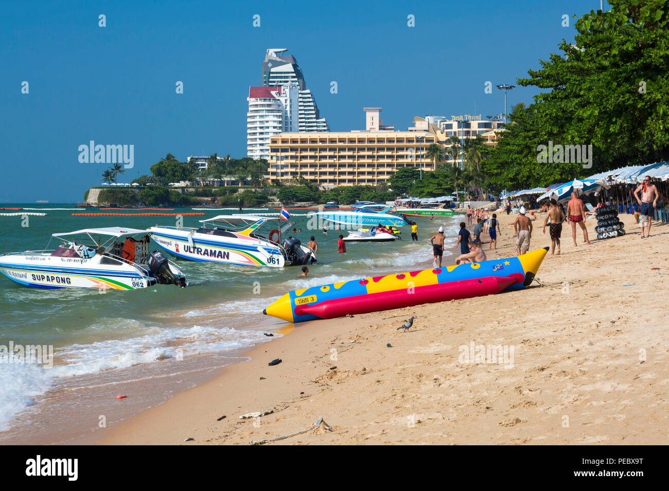I turisti sulla spiaggia di Pattaya, Thailandia Foto Stock