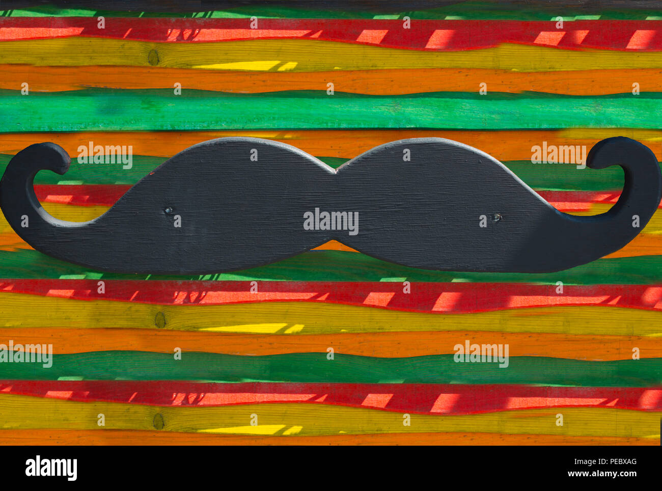 Felice giorno padri concetto, baffi colorato sfondo di legno Foto Stock