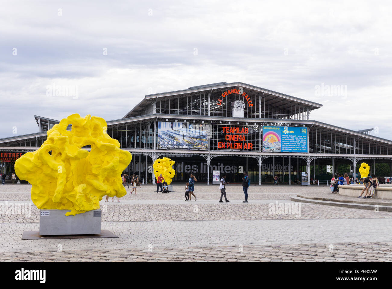 Sarà sculture Ryman le teste di fronte La Grande Halle de la Villette nel XIX arrondissement di Parigi, Francia. Foto Stock