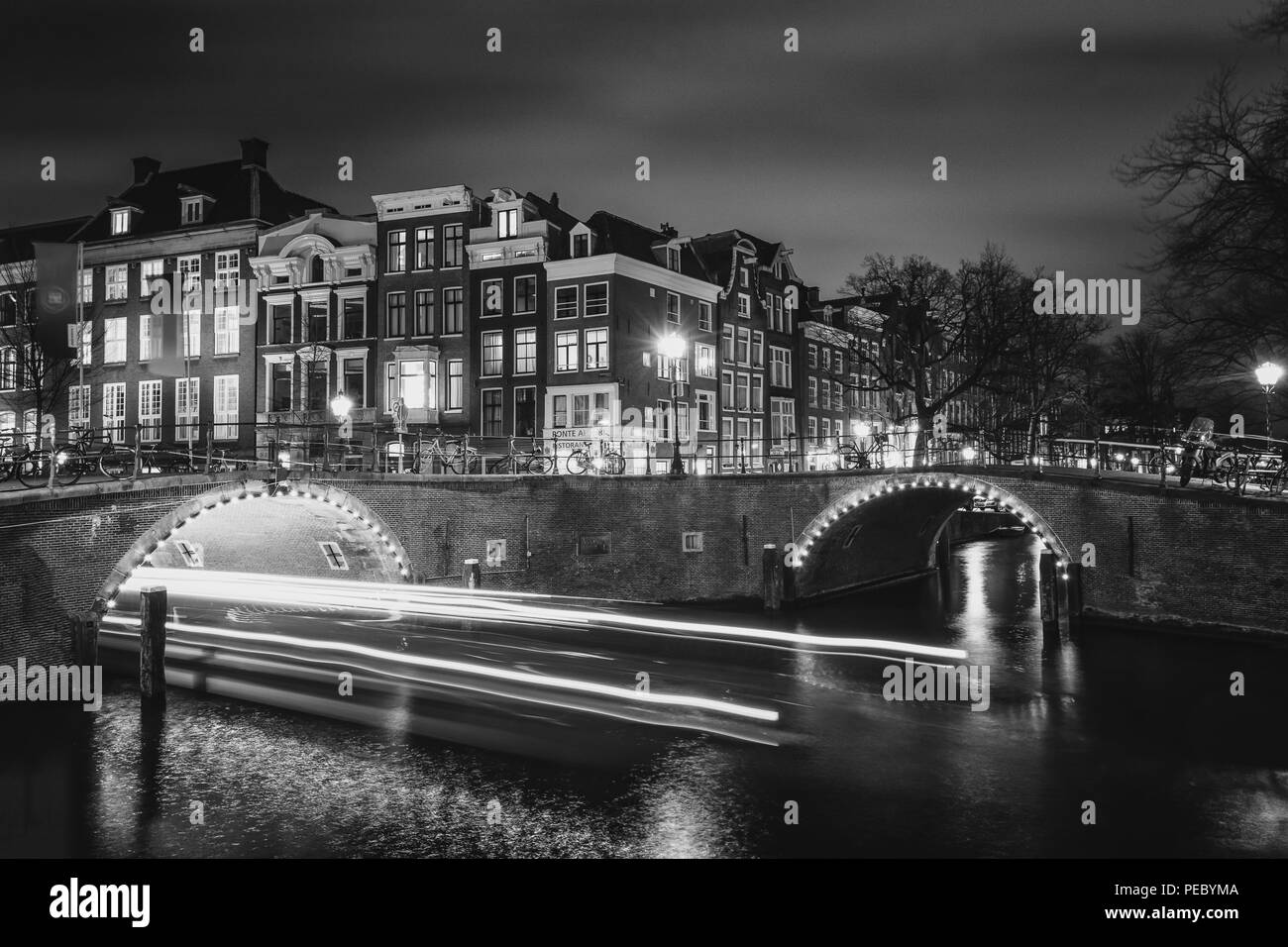 Amsterdam, Paesi Bassi, dicembre 26, 2017: vecchi ponti attraverso i canali Herengracht e Reguliersgracht nella città vecchia di Amsterdam Foto Stock