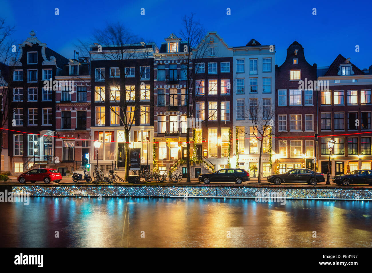 Amsterdam, Paesi Bassi, dicembre 26, 2017: Luce oggetto denominato galleggiante su un migliaio di memorie, lungo il muro del molo di Herengracht durante il Foto Stock