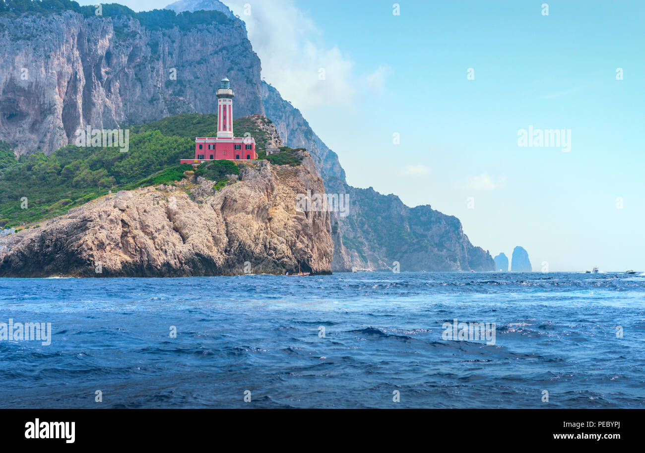 Una vista del Faro di Punta Carena, sull'isola di Capri sullo sfondo le rocce dei Faraglioni può essere visto Foto Stock
