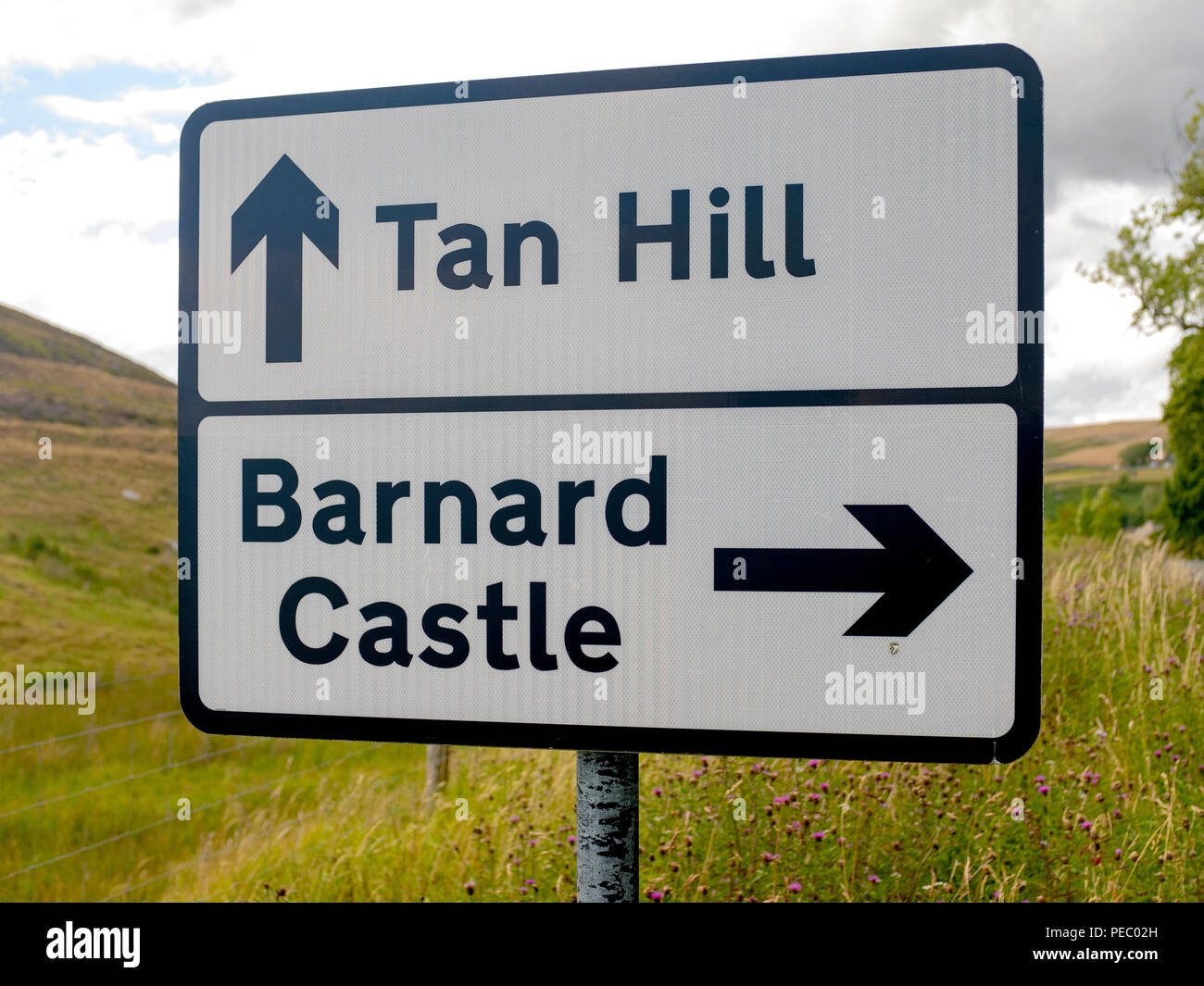 Bianco e nero cartello stradale per Tan Hill e Barnard Castle. Foto Stock