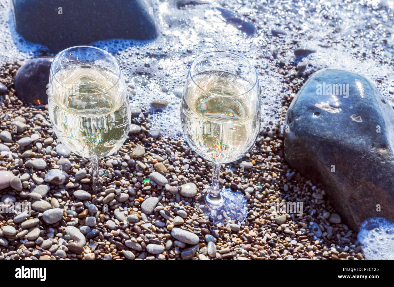 Due bicchieri di vino bianco dal mare al mattino Foto Stock