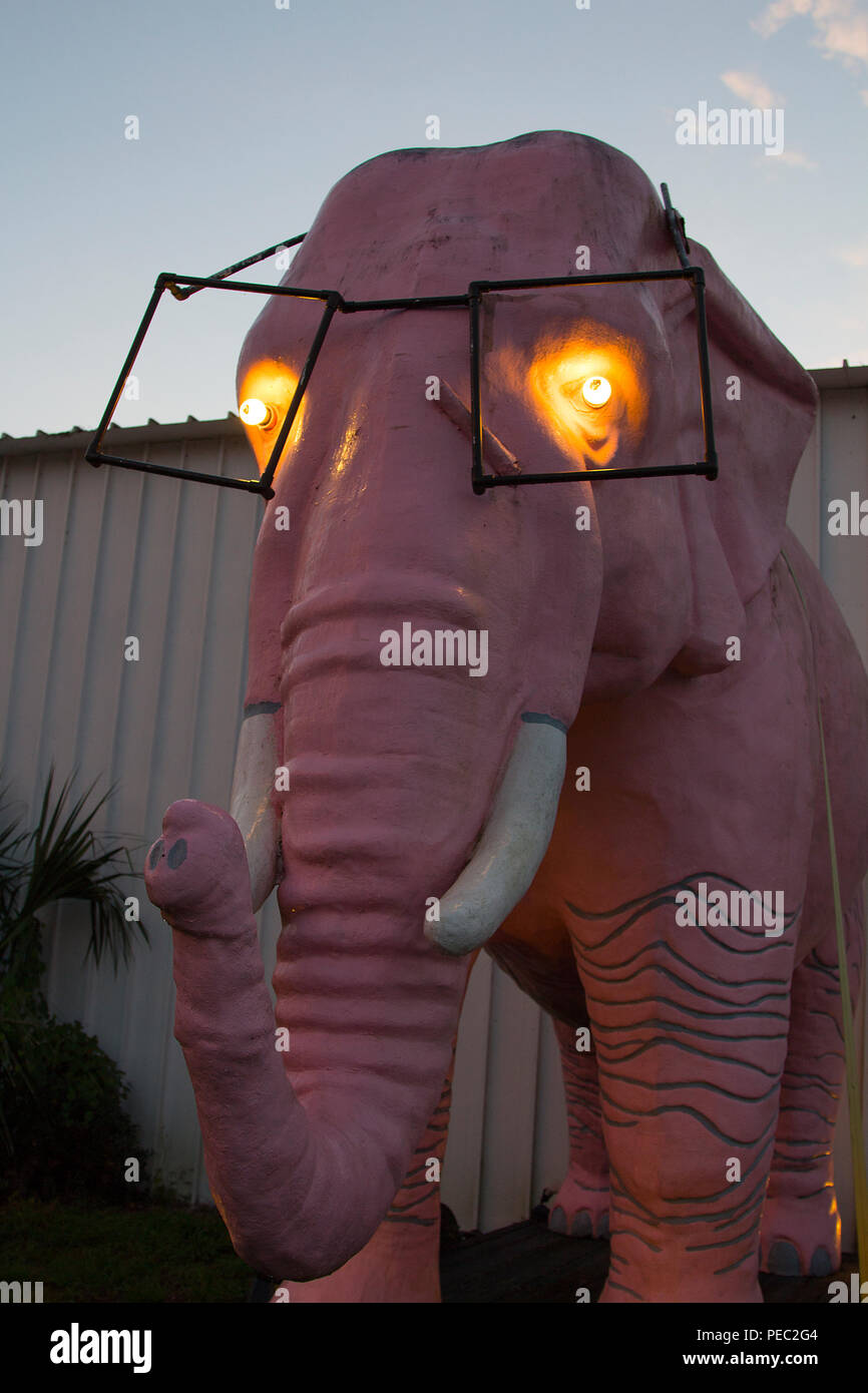 Una scultura di un simpatico elefante rosa con gli occhi luccicanti. Foto Stock