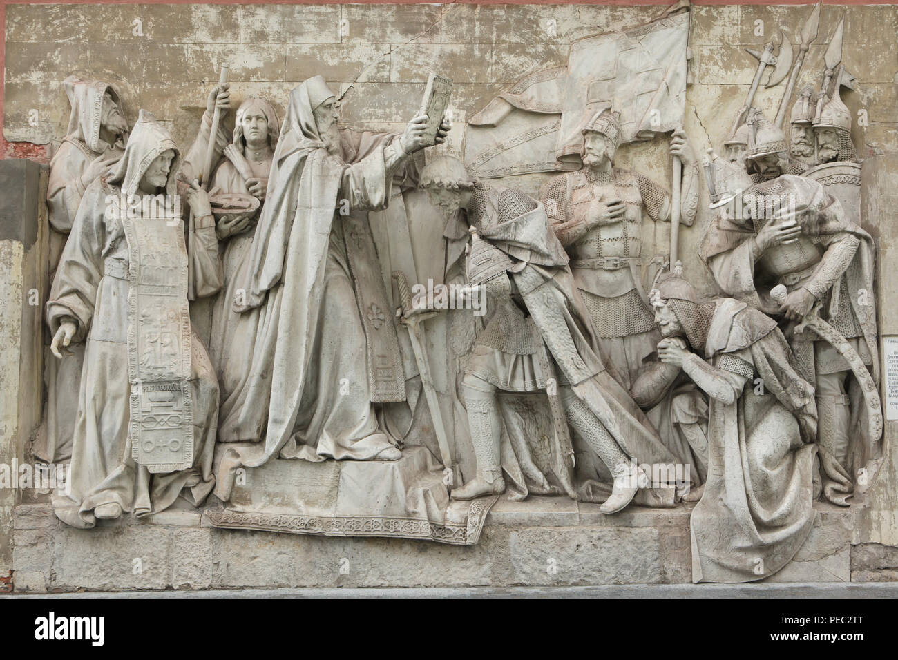 San Sergio di Radonezh benedice il Grand Prince Dmitry Donskoy di Mosca nel monastero della Trinità prima della battaglia di Kulikovo contro i tartari nel 1380 rappresentato in marmo originale altorilievo da scultore russo Alexander Loganovsky (1847-1849) dalla Cattedrale di Cristo Salvatore, ora sul display nel monastero Donskoy di Mosca, Russia. Monaci russo Rodion Oslyabya e Alexander Peresvet sono raffigurati in sinistra e russo di comandanti militari Principe Dmitry Bobrok e principe Vladimiro il grassetto di sèrpuchov sono illustrati nella parte destra. Foto Stock