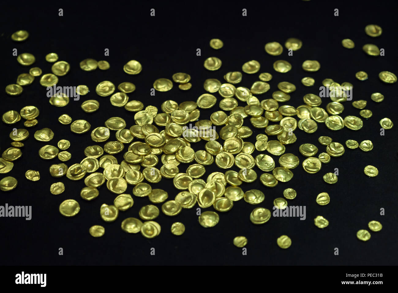 Celtic golden monete dal tesoro trovato in Starý Kolín vicino a Praga sul display nella mostra dedicata ai celti nel Museo Nazionale (Národní muzeum) a Praga, Repubblica Ceca. La mostra che presenta l'età del ferro artefatti del La Tène cultura corre fino al 24 febbraio 2019. Foto Stock