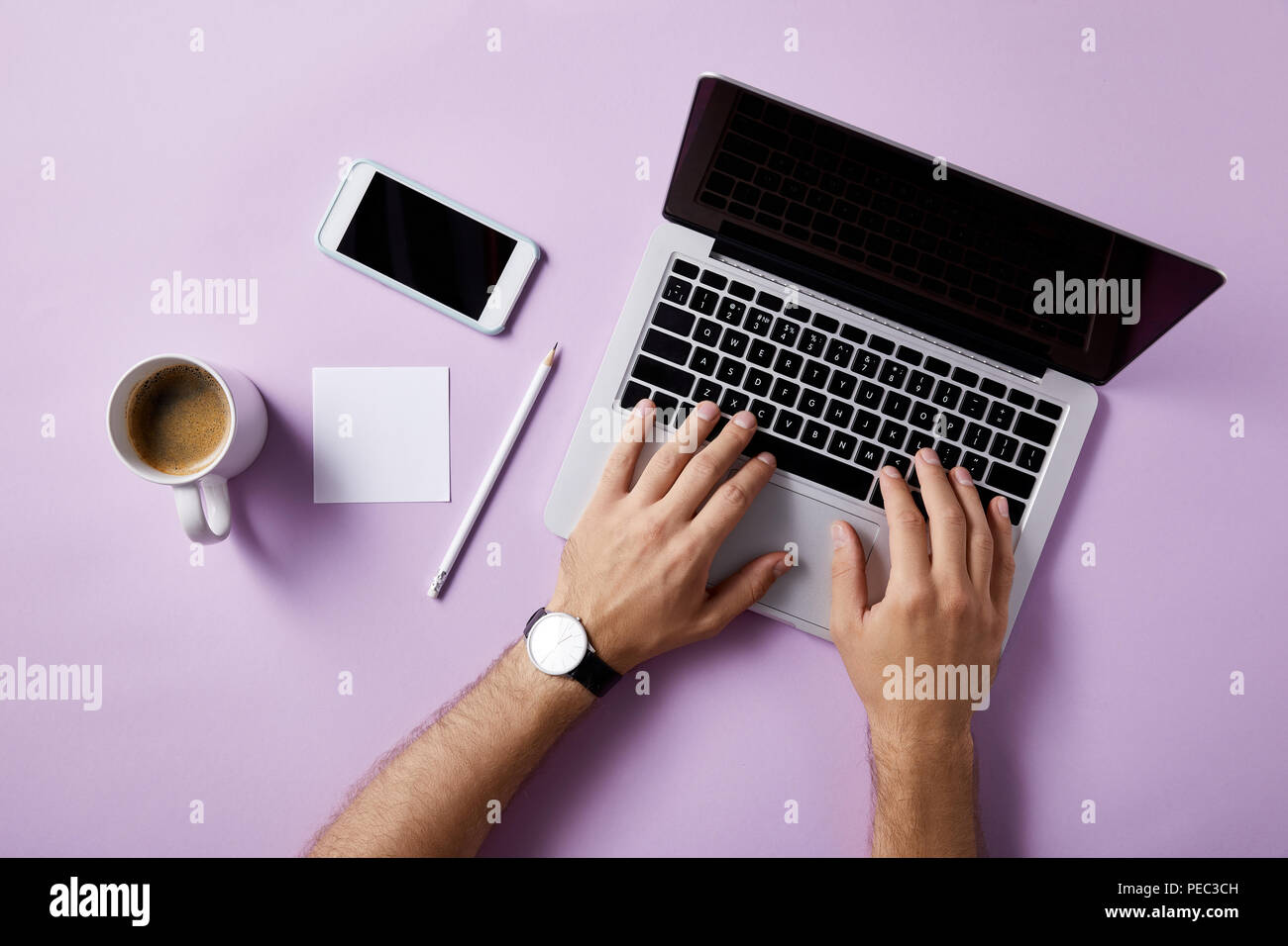 Ritagliato colpo di Uomo con laptop al lavoro sulla superficie di rosa per il mockup Foto Stock