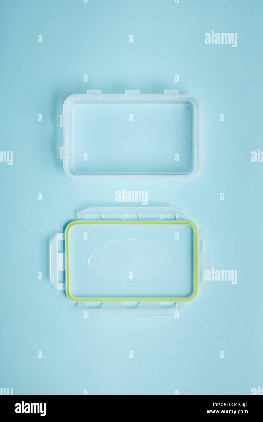 Vista superiore del vuoto contenitore per alimenti con coperchio isolato su blu Foto Stock