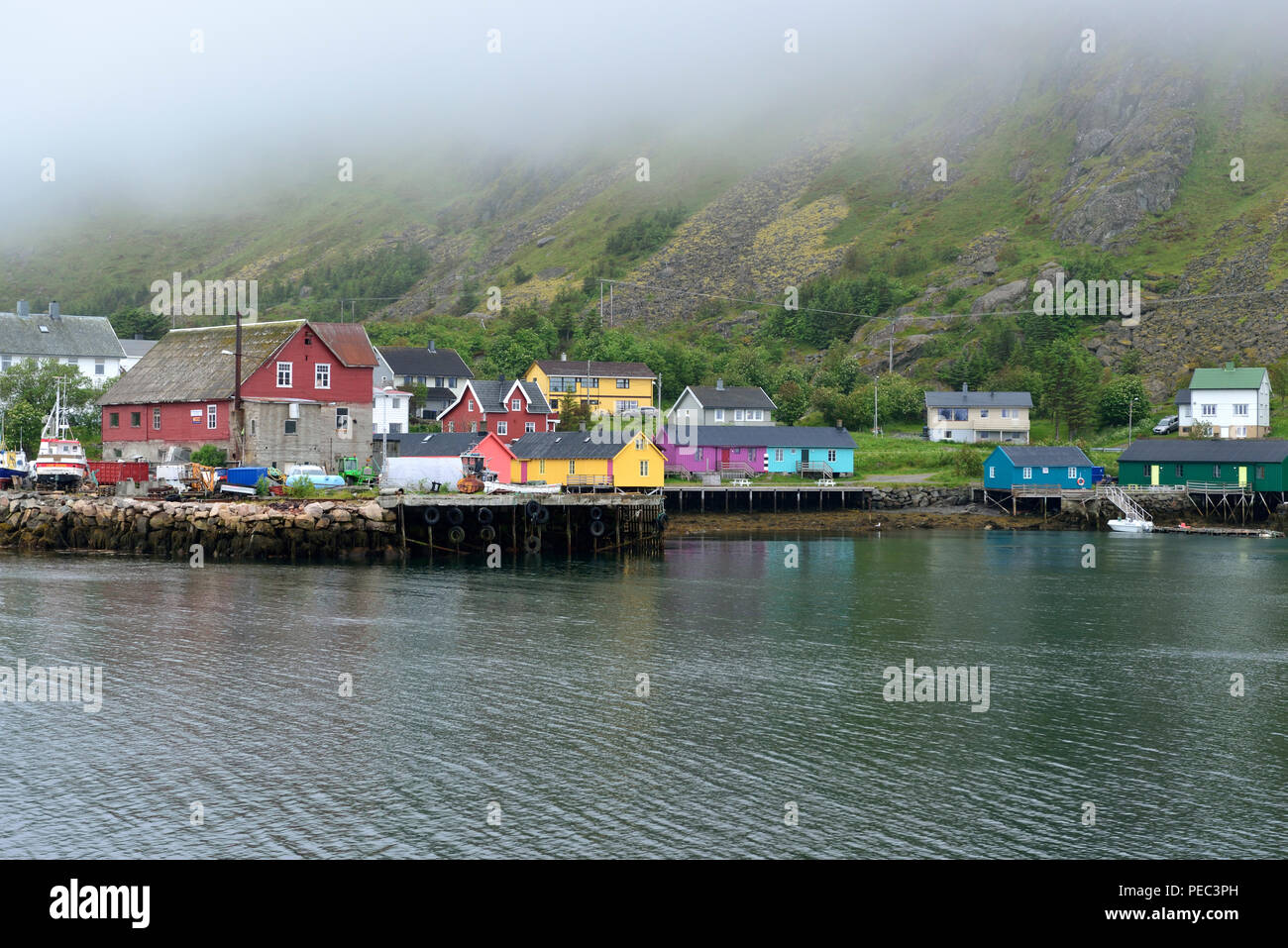Case colorate di Ballstad, arcipelago delle Lofoten, Norvegia 180703 68734 Foto Stock