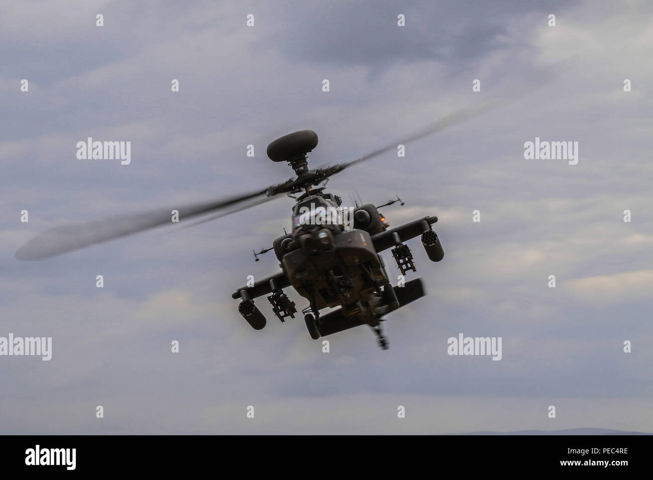 Un AH-64 elicottero Apache con il Primo Battaglione, 3° Reggimento aviazione manovre sopra Vaziani Area Formazione, Georgia, durante un combinato di armi fuoco vivo esercizio guidato dal 2° Battaglione, quinto reggimento di cavalleria, e il agosto 12, 2018. 2-5 CAV hanno partecipato partner nobile 2018, una residenza georgiana delle Forze Armate e DEGLI STATI UNITI Esercito Europa cooperativamente led di esercizio nella sua quarta iterazione destinata a supportare e migliorare la disponibilità e l' interoperabilità della Georgia, gli Stati Uniti e le nazioni partecipanti durante una multinazionale operazione di formazione. (U.S. Esercito foto di Sgt. Kris Bonet) Foto Stock