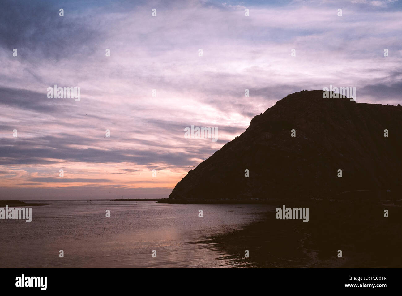 Vista del Morro Rock al tramonto Foto Stock