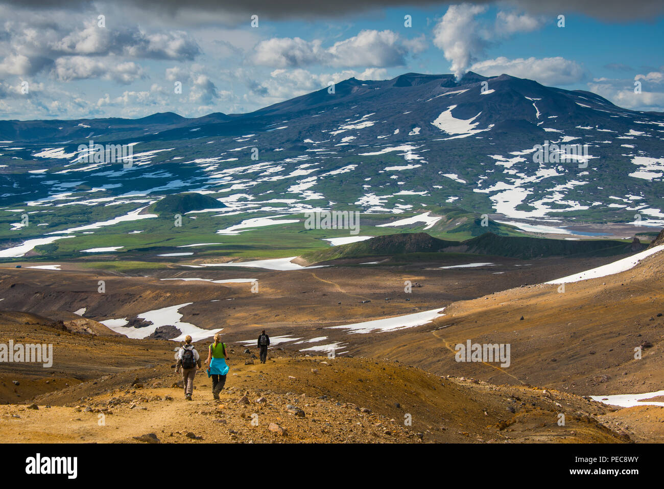 I turisti escursioni per il fumo del vulcano Gorely, Kamchatka, Russia Foto Stock