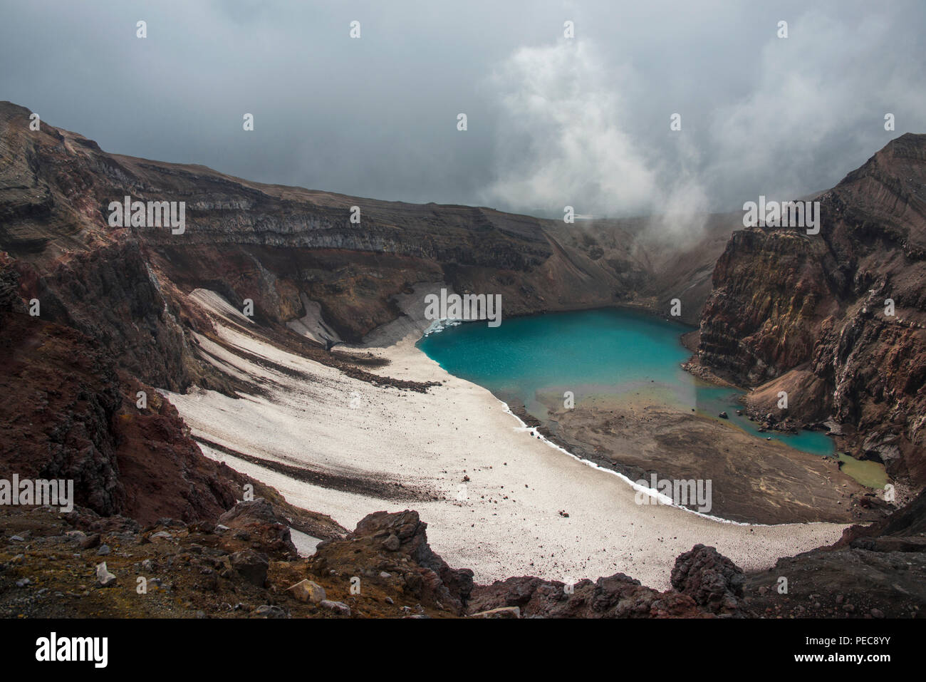 Fumarola per la cottura a vapore con il lago del cratere del vulcano Gorely, Kamchatka, Russia Foto Stock