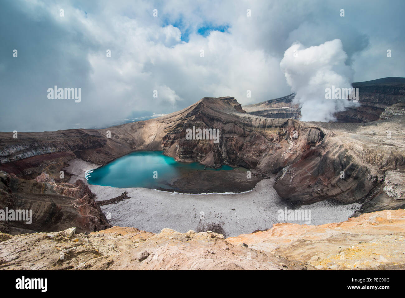 Fumarola per la cottura a vapore con il lago del cratere del vulcano Gorely, Kamchatka, Russia Foto Stock