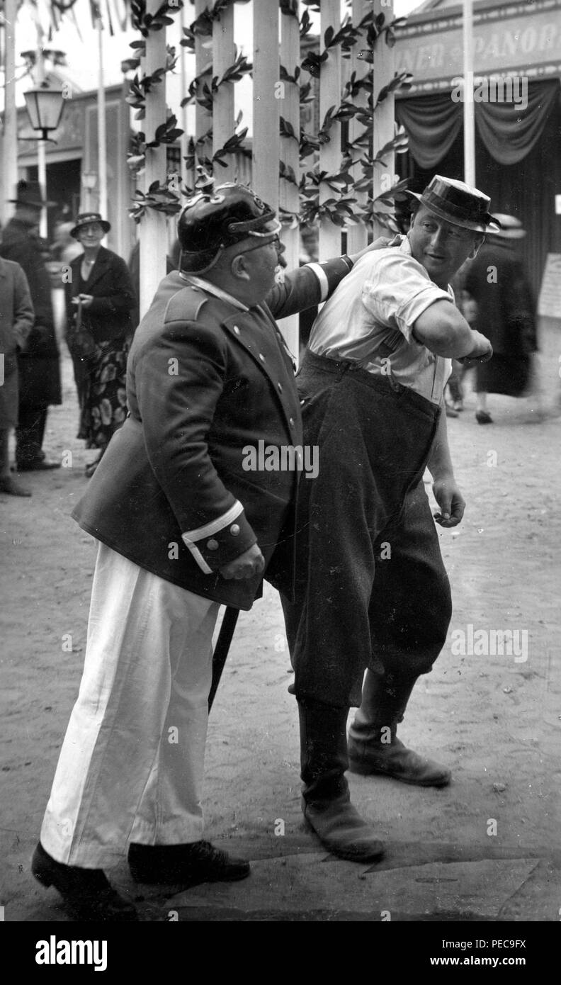 Poliziotto arresta un uomo, Carnevale 1920, Germania Foto Stock