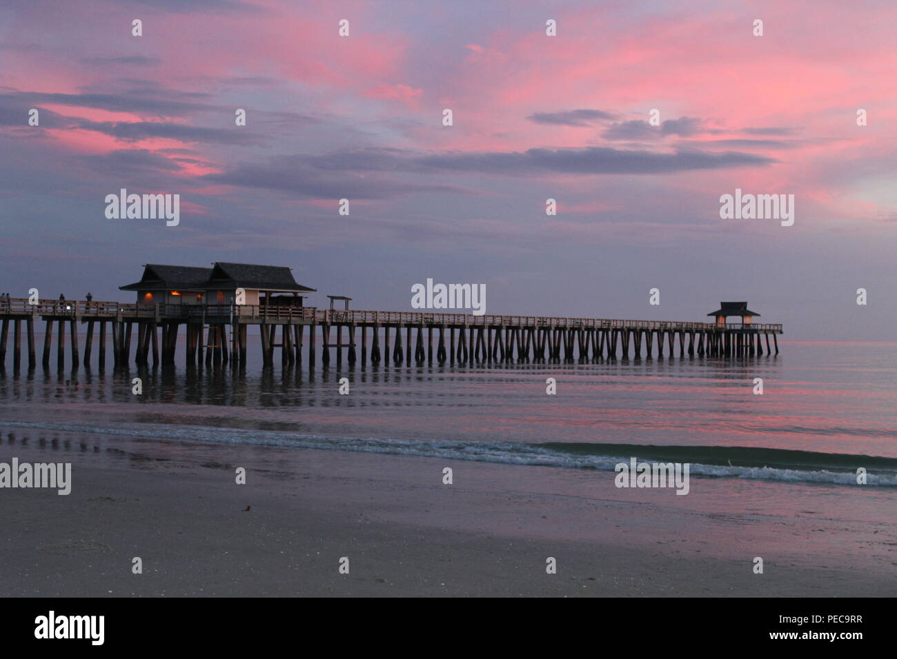 Tramonto pacifica in Naples, Florida con colori pastello e Nuvole e riflessi. Napoli Molo post uragano Irma. Foto Stock