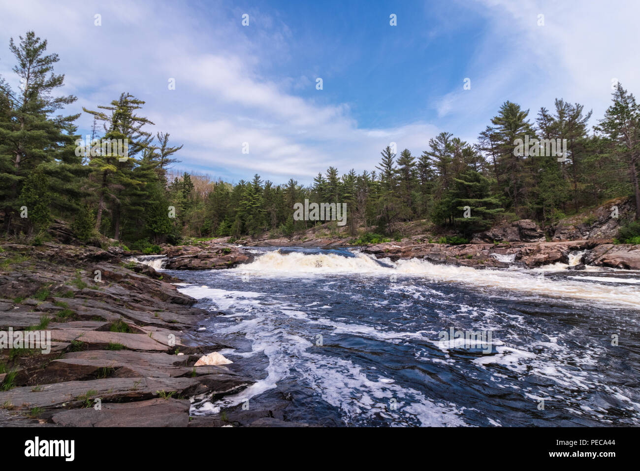 Paesaggio canadese con flusso di fiume e cascata in una giornata di sole con cielo blu e alcune nuvole - Scenario in Ontario, Canada Foto Stock