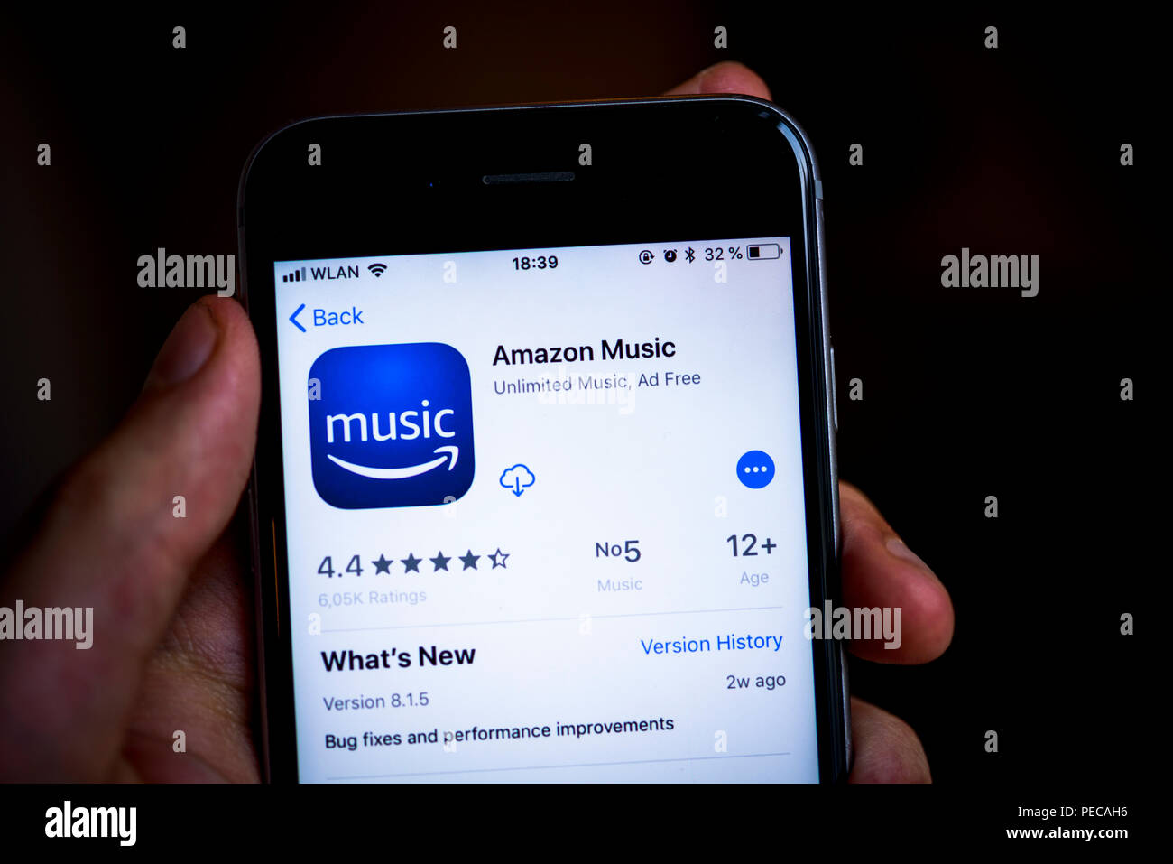 Mano che tiene l'iPhone, Amazon App musica in Apple App Store, servizio di  streaming musicale, icona app, iPhone, iOS, smartphone Foto stock - Alamy