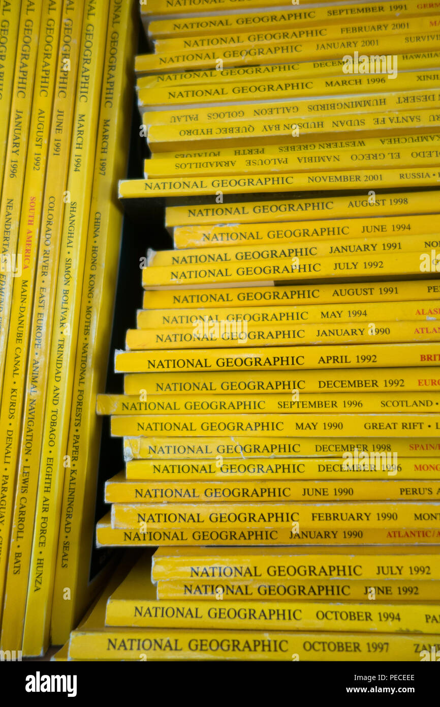 Pile di National Geographic riviste Foto Stock