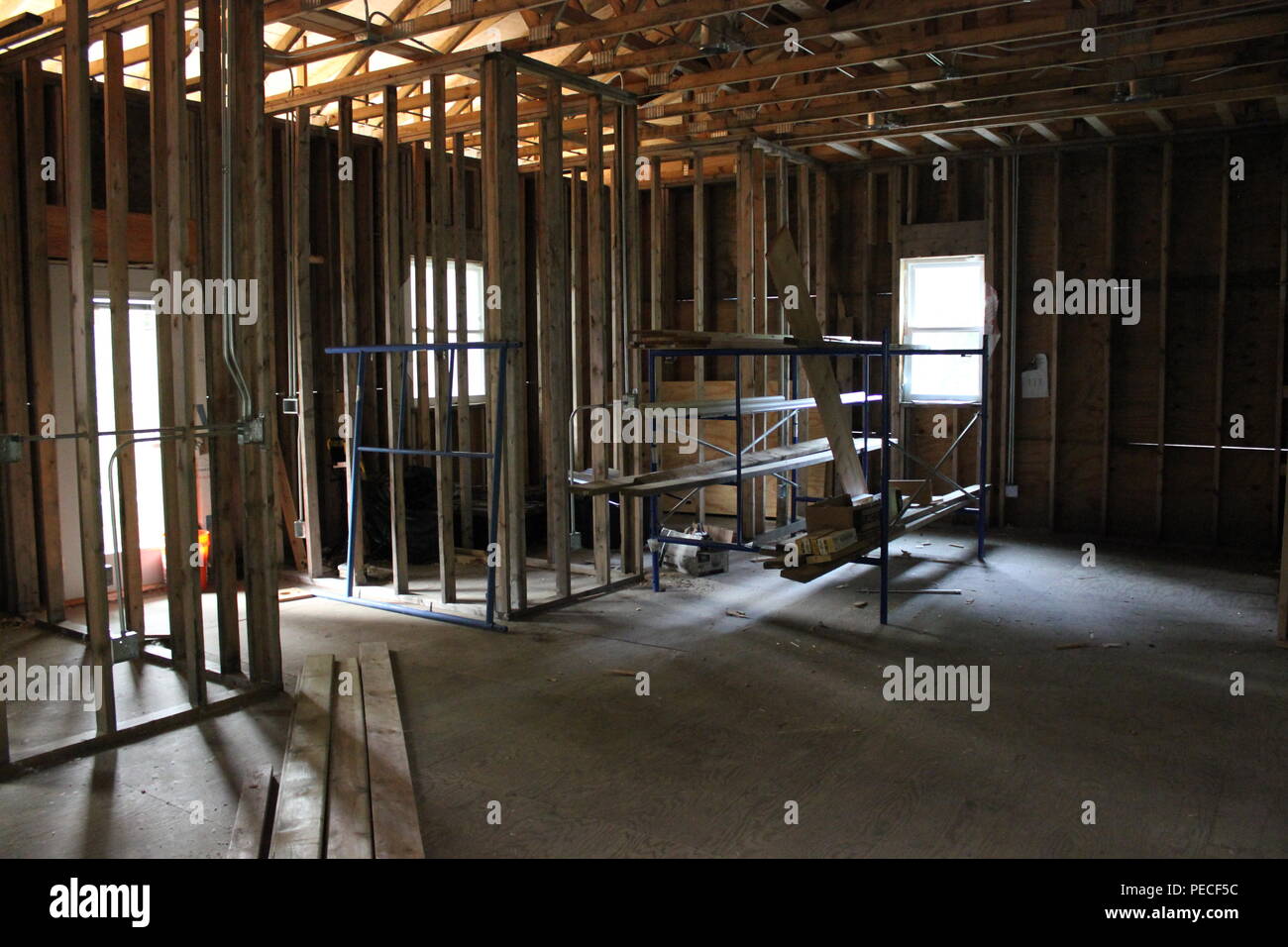 Interno di una casa residenziale in costruzione nel cuore dell'estate in unione Pier, Michigan. Foto Stock