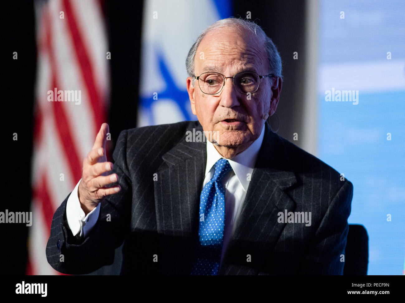 George Mitchell, ex siamo il leader della maggioranza del Senato e ex noi inviato speciale per la pace in Medio Oriente, parlando all'J Street Conferenza Nazionale in W Foto Stock