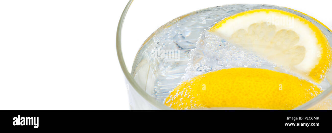 Rinfrescante, gustoso, dolce limonata con spicchi di limone e cubetti di ghiaccio. Foto Stock