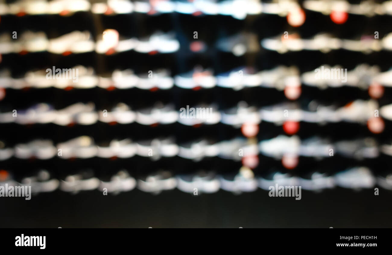 Defocalizzazione shot di scarpe sul ripiano in negozio Foto Stock