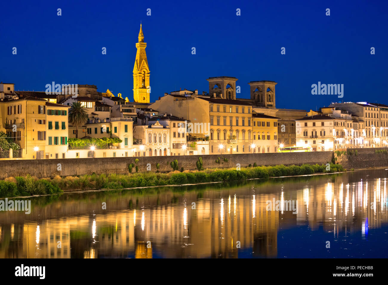 Fiume Arno waterfront in Firenze vista serale, Regione Toscana Italia Foto Stock