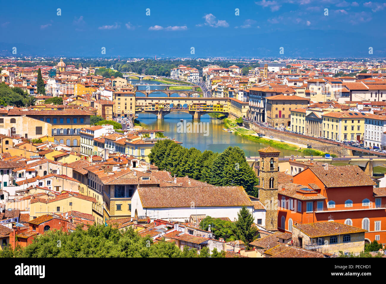 Firenze città sul fiume Arno e Ponte Vecchio vista aerea, Regione Toscana Italia Foto Stock