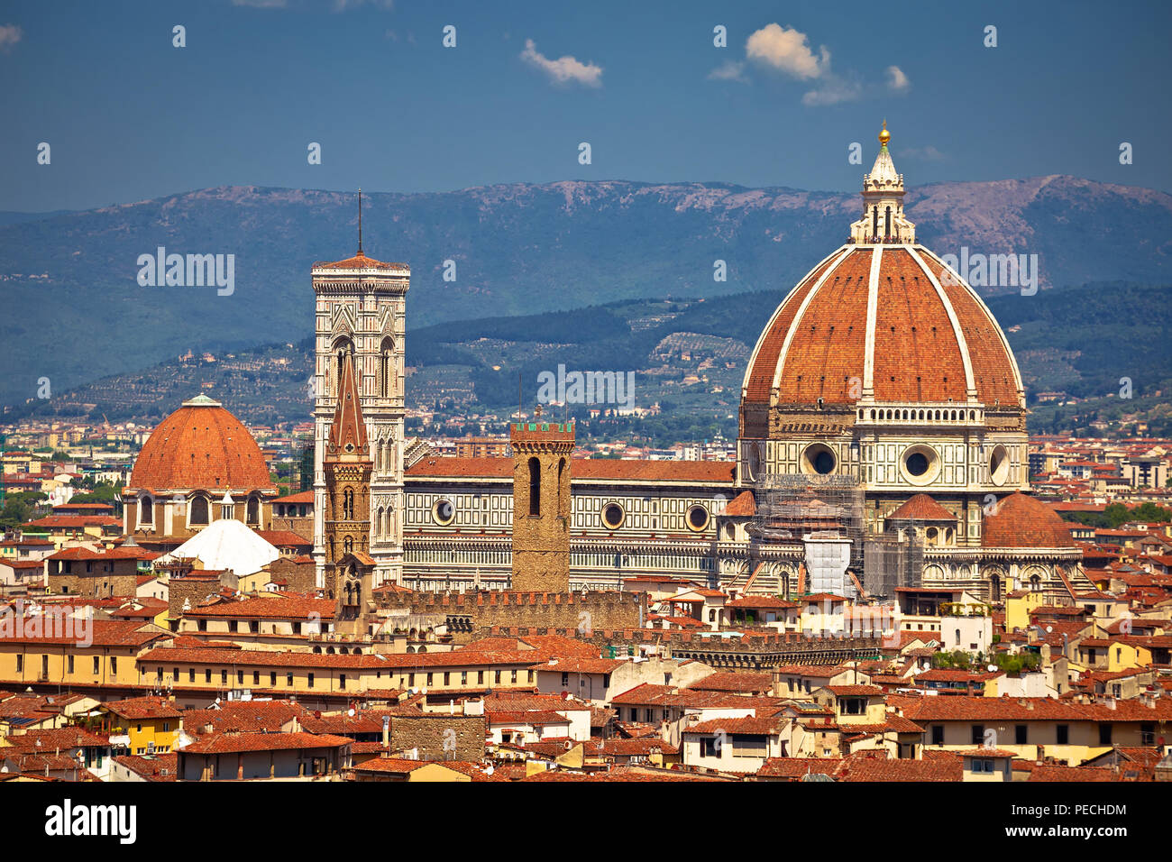 Sui tetti di Firenze e la cattedrale di Santa Maria del Fiore o Duomo view, Regione Toscana Italia Foto Stock