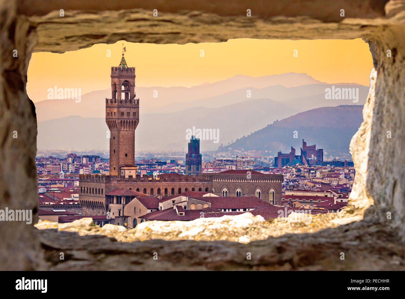 Firenze antica città e Palazzo Vecchio vista tramonto attraverso la finestra di pietra, Regione Toscana Italia Foto Stock