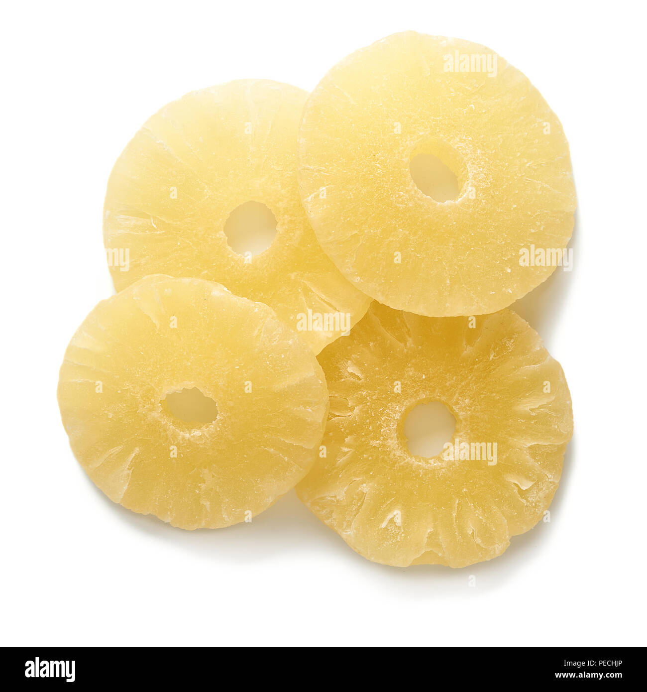 Dolce essiccato sugli anelli di ananas isolati su sfondo bianco. Vista dall'alto di canditi di frutta a fette. Foto Stock