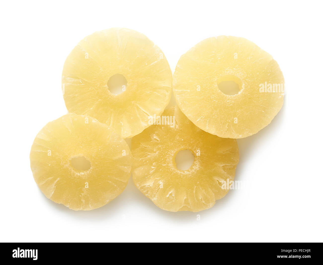 Dolce essiccato sugli anelli di ananas isolati su sfondo bianco. Vista dall'alto di canditi di frutta a fette. Foto Stock