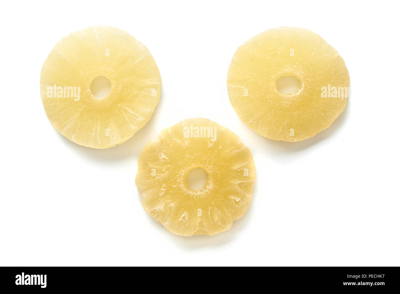 Dolce essiccato sugli anelli di ananas isolati su sfondo bianco. Vista dall'alto di canditi di frutta a fette. Foto Stock