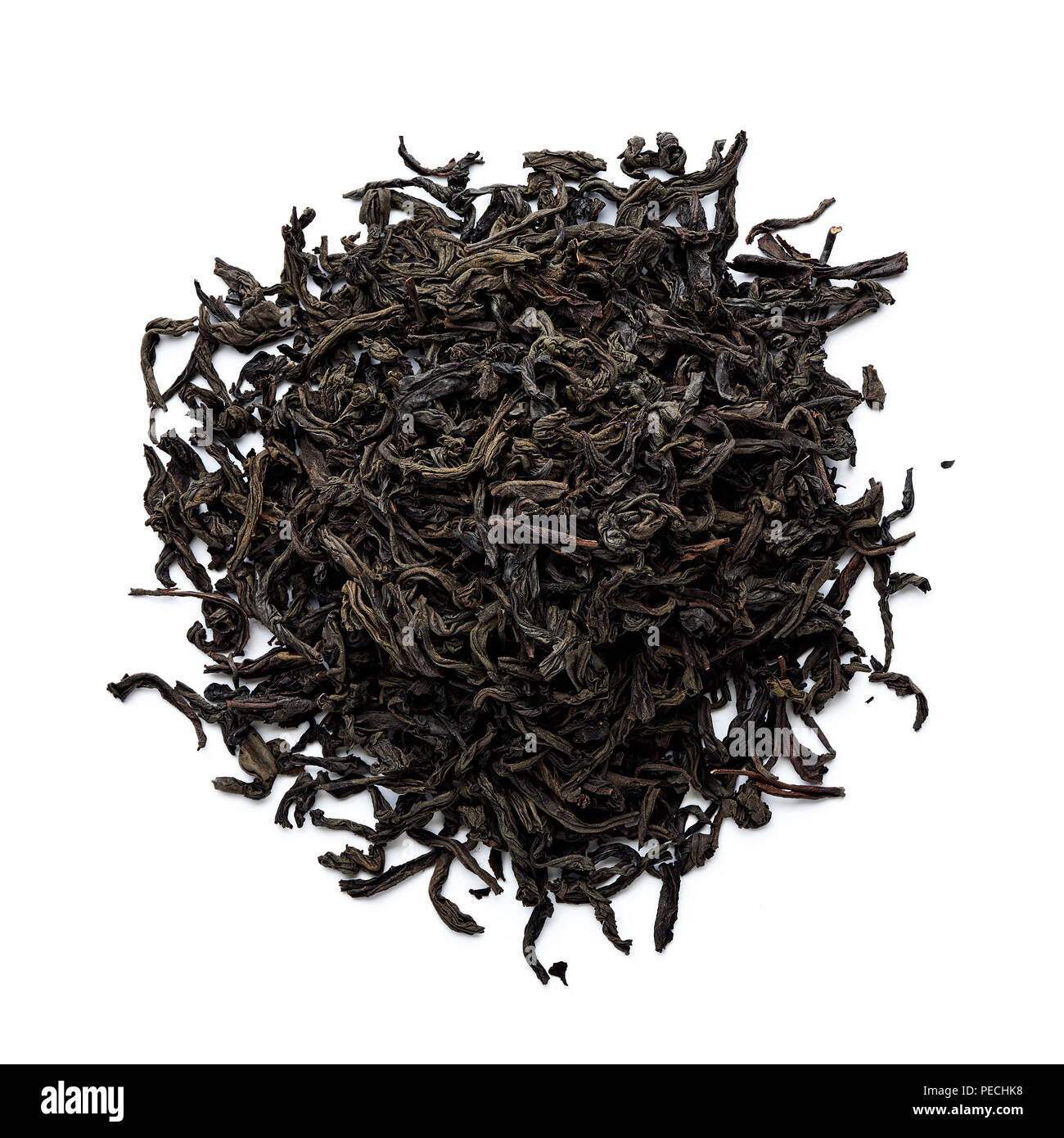Cumulo di essiccato il tè nero lascia isolati su sfondo bianco. Vista dall'alto. Foto Stock