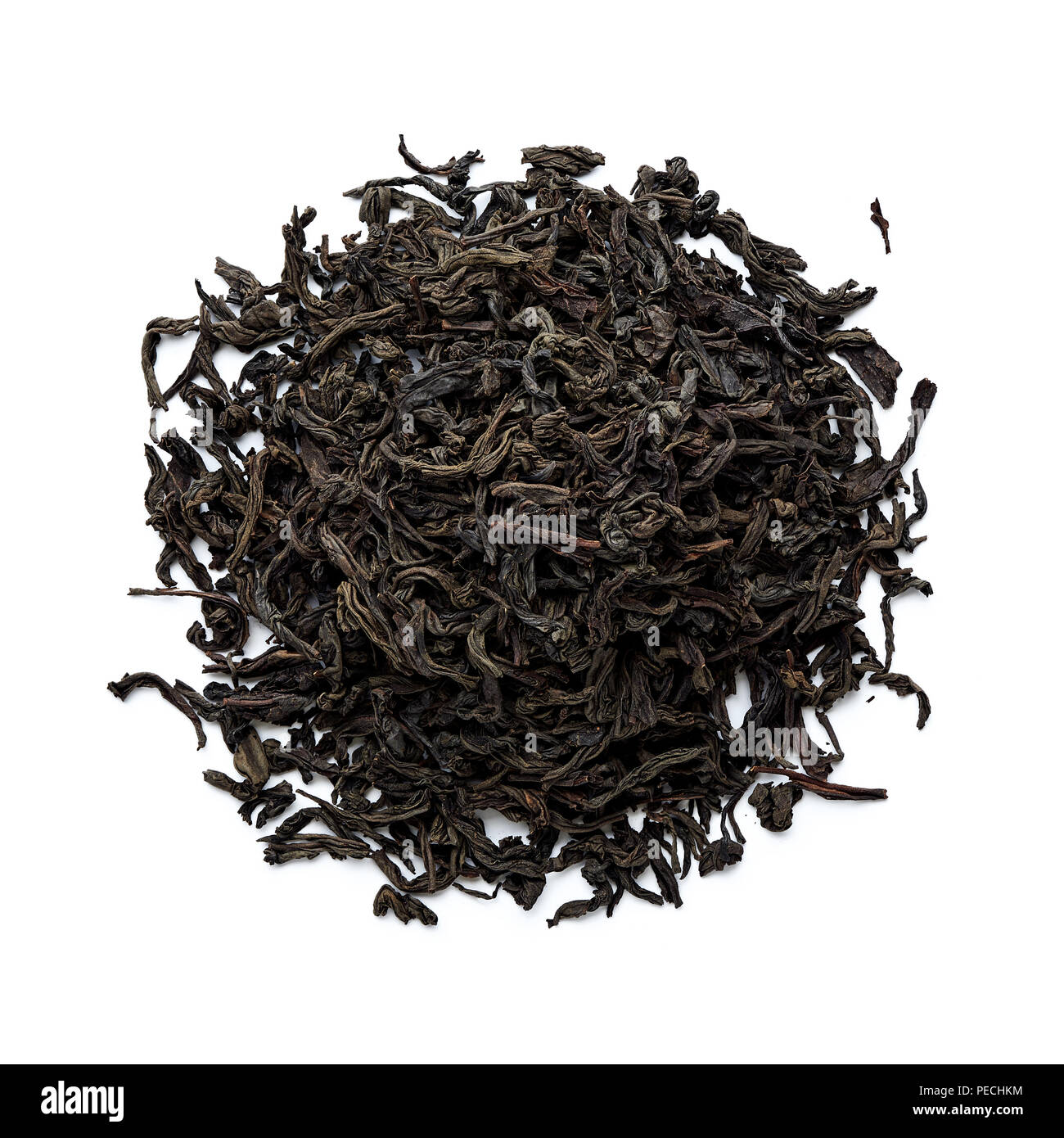 Cumulo di essiccato il tè nero lascia isolati su sfondo bianco. Vista dall'alto. Foto Stock