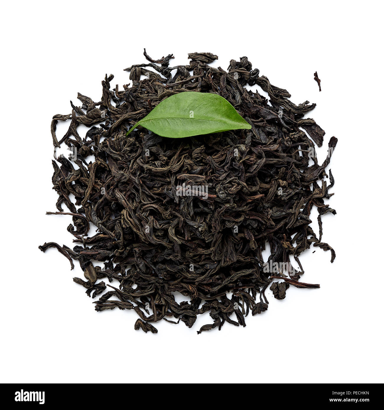 Essiccato il tè nero lascia isolati su sfondo bianco. Vista dall'alto. Foto Stock