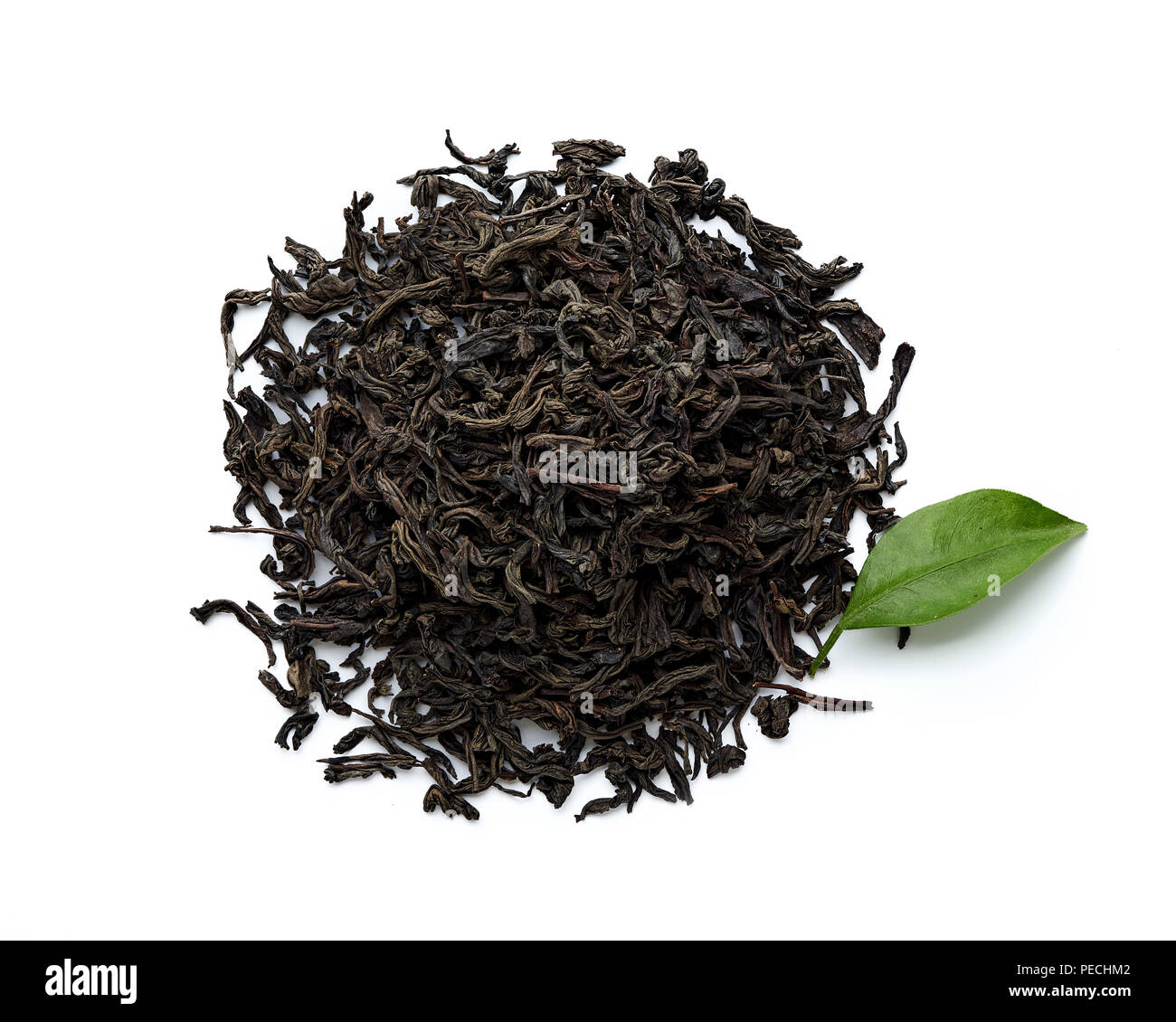 Essiccato il tè nero lascia isolati su sfondo bianco. Vista dall'alto. Foto Stock