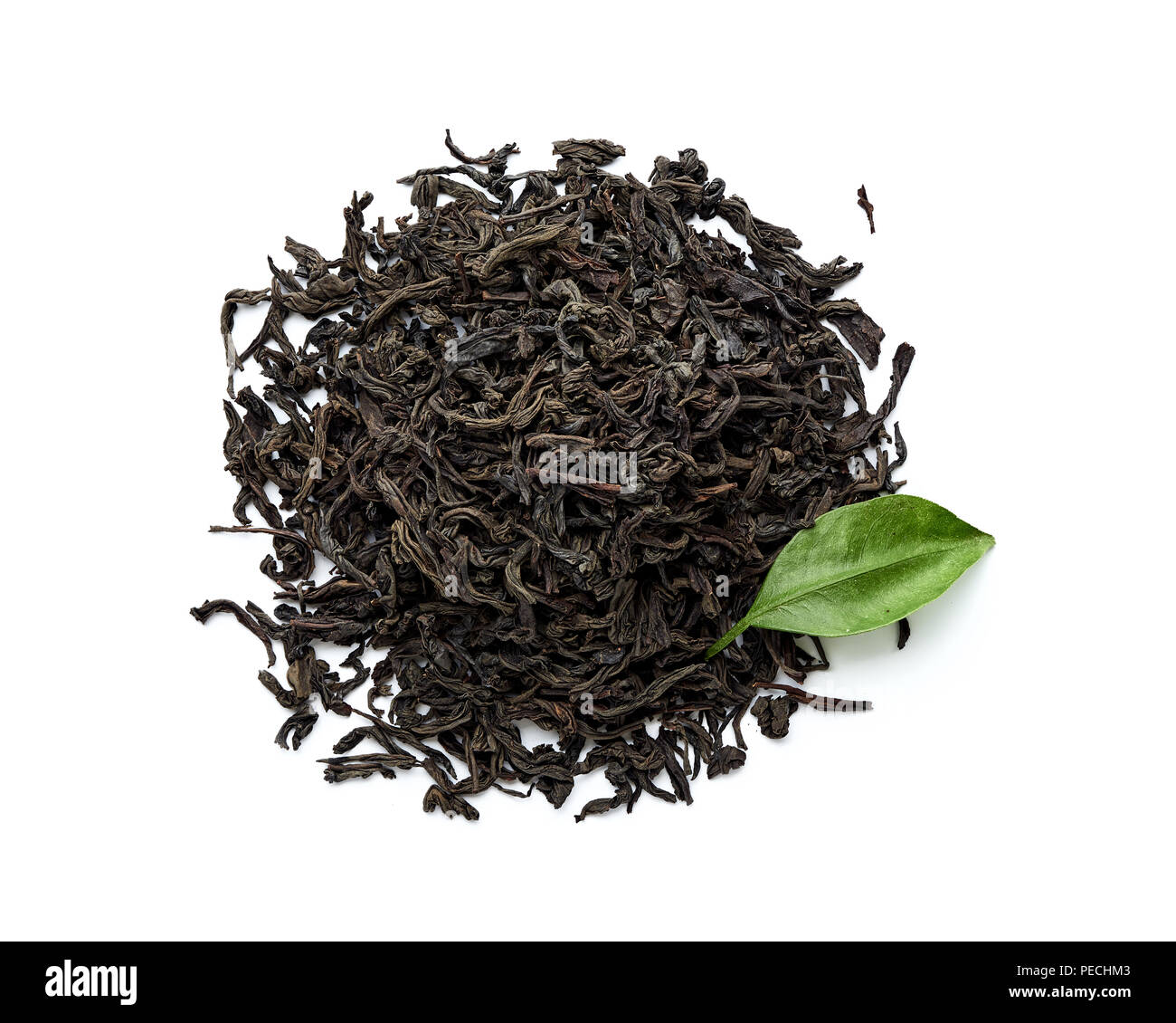 Essiccato il tè nero lascia isolati su sfondo bianco. Vista dall'alto. Foto Stock